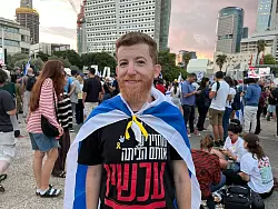 Der 37-jährige Daniel Colodro steht auf dem Platz der Geiseln. - © Sara Lemel/dpa