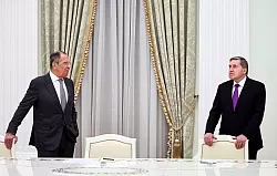 Außenminister Lawrow (l.) und Präsidentenberater Uschakow führen die russische Delegation an. (Archivbild) - © Mikhail Tereshchenko/Pool Sputnik Kremlin/AP/dpa