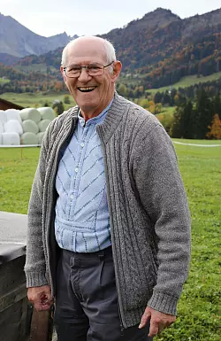 Hansueli Frick und seine Familie betreiben den Erlebnisbauernhof Hofstöbli. - © Evelyn Steinbach/dpa-tmn