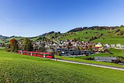 Anreise auf Schienen: Die Appenzeller Bahn hält unweit vom Reka-Feriendorf in Urnäsch. - © Archiv Appenzellerland Tourismus AG/dpa-tmn