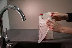 Schritt 2: Das nasse Küchenpapier um die Flasche wickeln und andrücken. - © Christin Klose/dpa-tmn