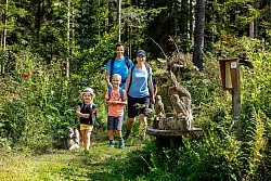Wandern für Kids: Tier- und Märchenfiguren aus Holz warten entlang des Märliwegs in Urnäsch. - © René Niederer/Archiv Appenzellerland Tourismus AG/dpa-tmn