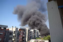 Bei der Explosion ist eine schwarze Rauchwolke zu sehen - die Stadt Rom hat die Bürger aufgerufen, die Fenster geschlossen zu halten. - © Marco Iacobucci/IPA via ZUMA Press/dpa