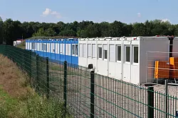 Einige Kommunen nutzen Container nur als Notfallma&szlig;nahme zur Unterbringung von Asylbewerbern, andere auch l&auml;nger. (Archivbild) - &copy; Bernd W&uuml;stneck/dpa