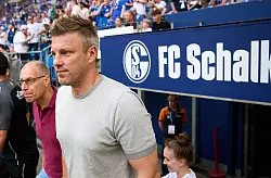 SC Paderborns Trainer Lukas Kwasniok auf dem Weg zum Spiel beim FC Schalke 04. - © Bernd Thissen/dpa