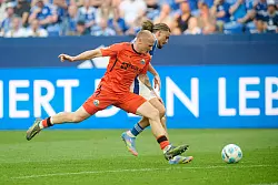 Paderborns Sven Michel (l) im Zweikampf mit Schalkes Taylan Bulut. - © Bernd Thissen/dpa
