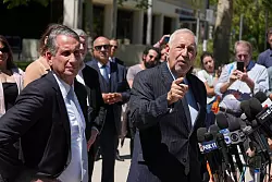 Verteidiger Mark Geragos liegt mit Bezirksstaatsanwalt Nathan Hochman im Clinch. - © Jae C. Hong/AP/dpa