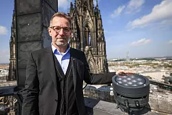 Dombaumeister Peter Füssenich ist begeistert von der neuen Beleuchtung des Kölner Doms. - © Oliver Berg/dpa