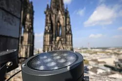 Der Kölner Dom hat von Ostern an eine neue Beleuchtung. - © Oliver Berg/dpa