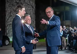 Auch Trumps Vertreter Kushner und Wittkoff waren beim Treffen mit Merz dabei. - &copy; Michael Kappeler/dpa