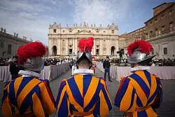 Auf dem Petersplatz steht neben Zehntausenden Gl&auml;ubigen auch Mitglieder der Schweizergarde. - &copy; Andrew Medichini/AP/dpa