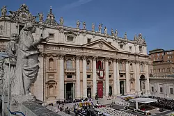 Der Petersdom w&auml;hrend der Ostermesse. - &copy; Gregorio Borgia/AP/dpa
