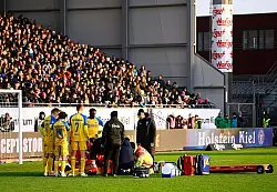 Paderborns Spieler Calvin Brackelmann wird auf dem Rasen von Sanit&auml;tern behandelt. - &copy; Gregor Fischer/dpa