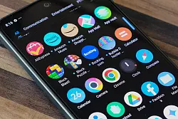 Das Poco M7 kommt mit einem wirklich anständigen, hellen OLED-Display - leider aber auch mit vielen vorinstallierten Apps, die man möglicherweise nicht braucht. - © Coman Hamilton/dpa-tmn