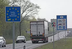 Die Logistikbranche f&uuml;rchtet wirtschaftliche Folgen durch die Grenzkontrollen, etwa durch Staus und Wartezeiten. (Archivfoto) - &copy; Oliver Berg/dpa