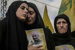 Familienmitglieder trauern im Libanon um ihren Angeh&ouml;rigen, der bei einem israelischen Raketenangriff get&ouml;tet wurde.n - &copy; Marwan Naamani/dpa