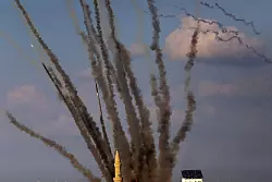 &Uuml;ber Gaza-Stadt werden Raketen auf Israel abgefeuert. - &copy; Rizek Abdeljawad/Xinhua/dpa