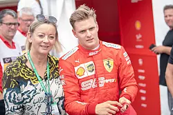 Mick Schumacher und Managerin Sabine Kehm. - © Sebastian Gollnow/dpa