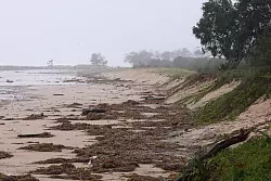 An vielen Stränden haben riesige Wellen bereits den Sand abgetragen. - © Jason O\\\'brien/AAP/dpa