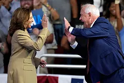 Treten gemeinsam gegen Donald Trump und J. D. Vance an: Kamala Harris und Tim Walz. - &copy; Ross D. Franklin/AP/dpa