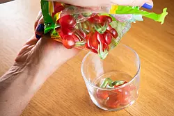 Schritt 3: Fruchtgummi herausnehmen und naschen. - © Christin Klose/dpa-tmn