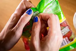 Schritt 1: Lasche am oberen Rand der Verpackung teilen. - © Christin Klose/dpa-tmn