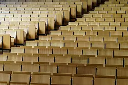 In den Geisteswissenschaften sind 44 Prozent der Professoren weiblich, in den Ingenieurwissenschaften liegt der Anteil deutlich niedriger. (Symbolbild) - &copy; Andreas Arnold/dpa