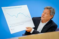 Der Minister hatte wieder eine Grafik mit. - © Kay Nietfeld/dpa