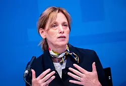 Die neue Bundesbildungsministerin Karin Prien (CDU) unterstützt ein Verbot der privaten Handynutzung an Grundschulen. - © Daniel Bockwoldt/dpa