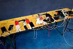 Viele Menschen nutzen die M&ouml;glichkeit, ihre Handys an Anlaufstellen aufzuladen. - &copy; Michael Ukas/dpa