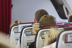 Tankstopps und Umleitungen verl&auml;ngern die Reisezeit: Flugzeuge mussten wegen l&auml;ngerer Strecken und Gegenwind Zwischenlandungen einlegen, was zu erheblichen Versp&auml;tungen f&uuml;hrte. - &copy; Sascha Thelen/dpa/dpa-tmn