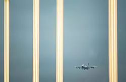 Geopolitische Spannungen f&uuml;hren zu ge&auml;nderten Flugrouten: Viele Airlines meiden derzeit den iranischen und irakischen Luftraum auf dem Weg von und nach Dubai. - &copy; Andreas Arnold/dpa/dpa-tmn