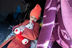 Haya ist mit ihrer Familie notdürftig in einem Zelt untergekommen. - © Boris Roessler/dpa