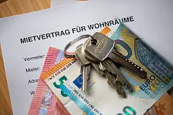 Der BGH pr&uuml;ft, ob ein Vermieter einen Wohnraummietvertrag k&uuml;ndigen darf, wenn der Mieter die Wohnung gewinnbringend untervermietet. (Symbolbild) - &copy; Fernando Gutierrez-Juarez/dpa