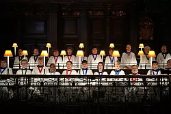 Zwei M&auml;dchen sind seit Juni volle Mitglieder des Chors. - &copy; Kin Cheung/AP/dpa