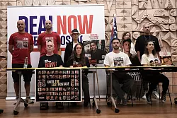 Befreite israelische Geiseln und Angehörige. - © Maya Alleruzzo/AP/dpa