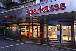 Die Sparkasse-Filiale bleibt nach dem Tresor-Coup vorerst geschlossen. - &copy; Oliver Berg/dpa