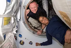 Barry Wilmore und Suni Williams gelten als erfahrene Astronauten. - © Uncredited/NASA/AP/dpa