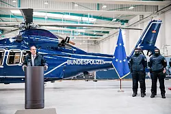 Die Drohnenabwehr soll auch dank Technik verbessert werden. - © Carsten Koall/dpa