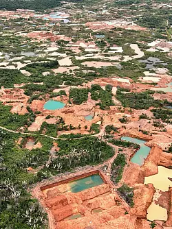 Garimpeiros sind oft auch gefährlichen Arbeitsbedingungen ausgesetzt. - © Philipp Znidar/dpa