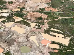 Maschinen und Ausrüstung wie Bagger werden beim Goldabbau genutzt. - © Philipp Znidar/dpa