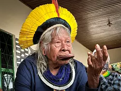 "Ich bin sehr besorgt", sagt Raoni Metuktire. - © Philipp Znidar/dpa