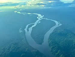 Ein Fluss schlängelt sich durch den Regenwald. - © Philipp Znidar/dpa
