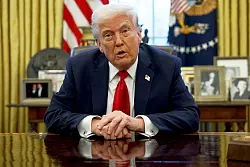 Trump macht eine folgenreiche Zollankündigung. - © -/Pool via AP/dpa