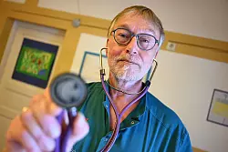 Kinder- und Jugendarzt Ulrich Kuhn erntete Kritik f&uuml;r sein Schild. (Archivbild) - &copy; Marius Bulling/onw-images/dpa