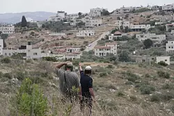 Israelische Siedler im Westjordanland. (Archivbild) - &copy; Maya Alleruzzo/AP/dpa