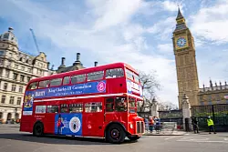 Typisch London: Es gibt nicht viel, das die britische Hauptstadt ikonischer symbolisiert als rote Doppeldecker-Buss vor dem Elizabeth Tower mit der weltber&uuml;hmten Glocke &laquo;Big Ben&raquo;. - &copy; Sina Schuldt/dpa/dpa-tmn