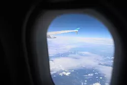 &Uuml;ber den Wolken: Die Flugzeit von Berlin nach London betr&auml;gt weniger als zwei Stunden - ein klarer Zeitvorteil. - &copy; Sascha Thelen/dpa/dpa-tmn