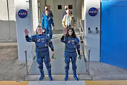 Die Nasa-Astronauten Butch Wilmore (l) und Suni Williams kurz vor dem Start in Cape Canaveral zu gehen. - &copy; Chris O\'Meara/AP/dpa