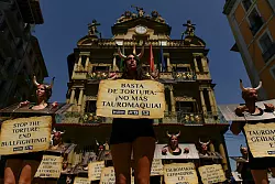 Kritiker bezeichnen das wilde Spektakel als &laquo;mittelalterliche Grausamkeit&raquo;. - &copy; Alvaro Barrientos/AP/dpa